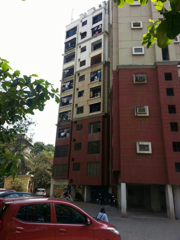 1 BHK Semi Furnished in Jogani Apt , Walkeshwar