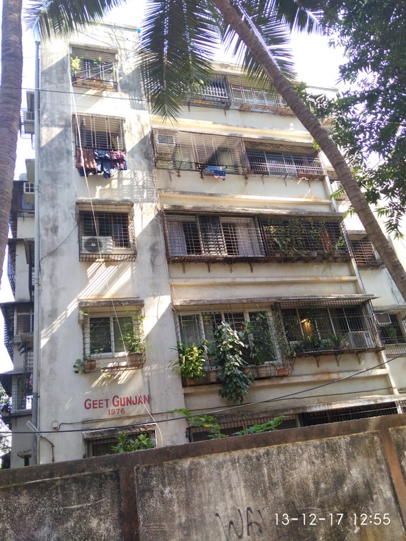 2 BHK Semi Furnished in Geet Gunjan , Bandra West