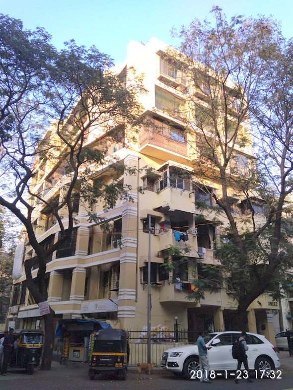 3BHK Semi Furnished in Omeez , Santacruz West