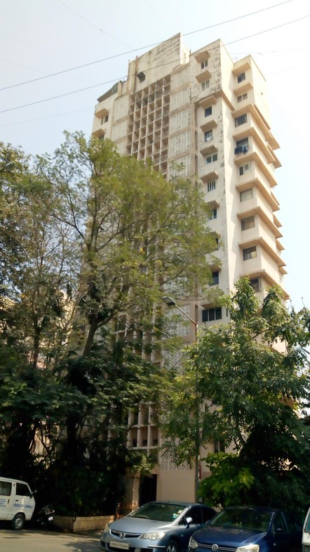 2 BHK Semi Furnished in Khatau Apartment , Walkeshwar