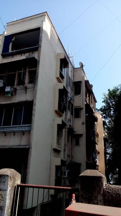 1 BHK Semi Furnished in Esmeralda Apartments , Bandra West