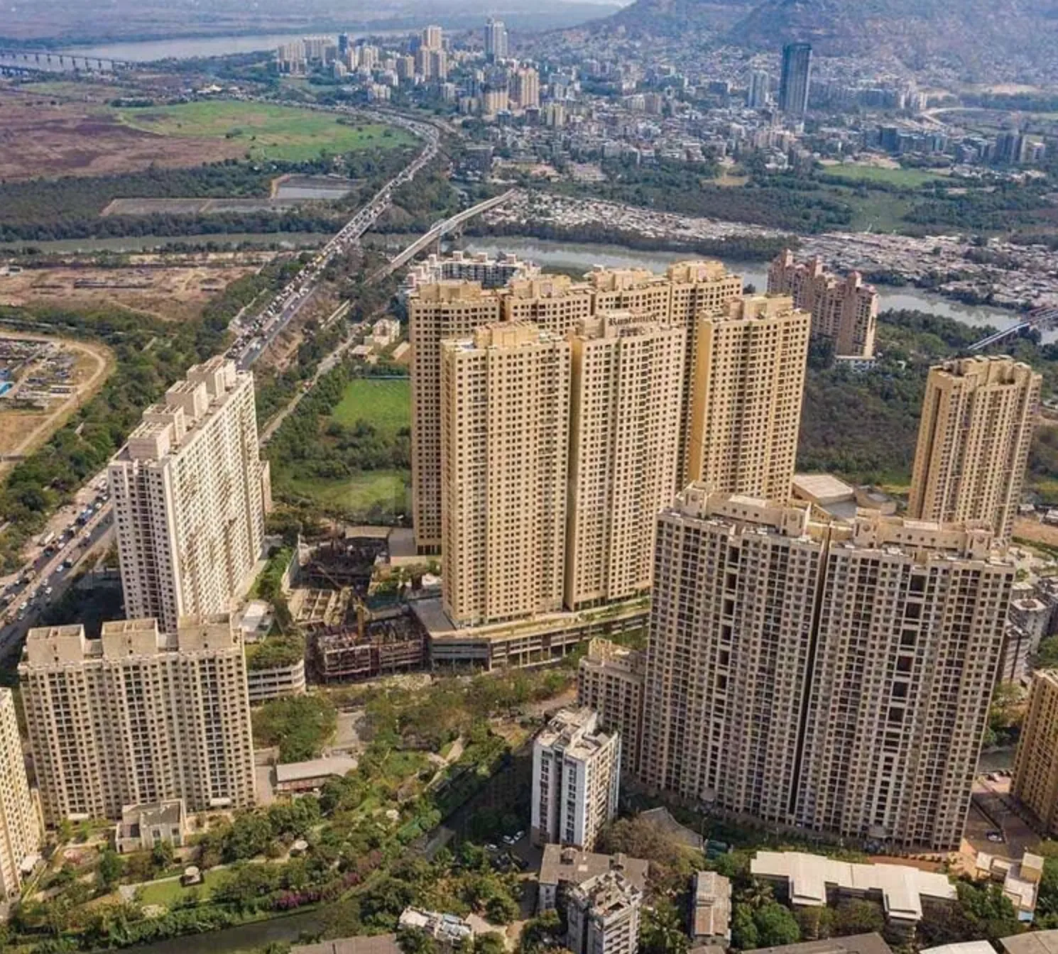 Rustomjee Azziano, Thane West