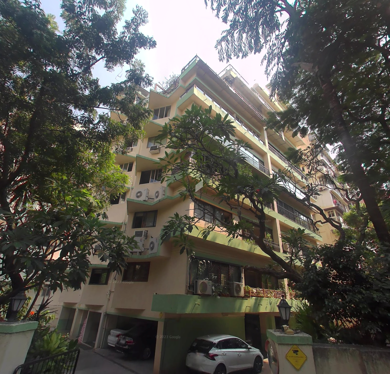 3 BHK Semi Furnished in Sommerset Place , Breach Candy