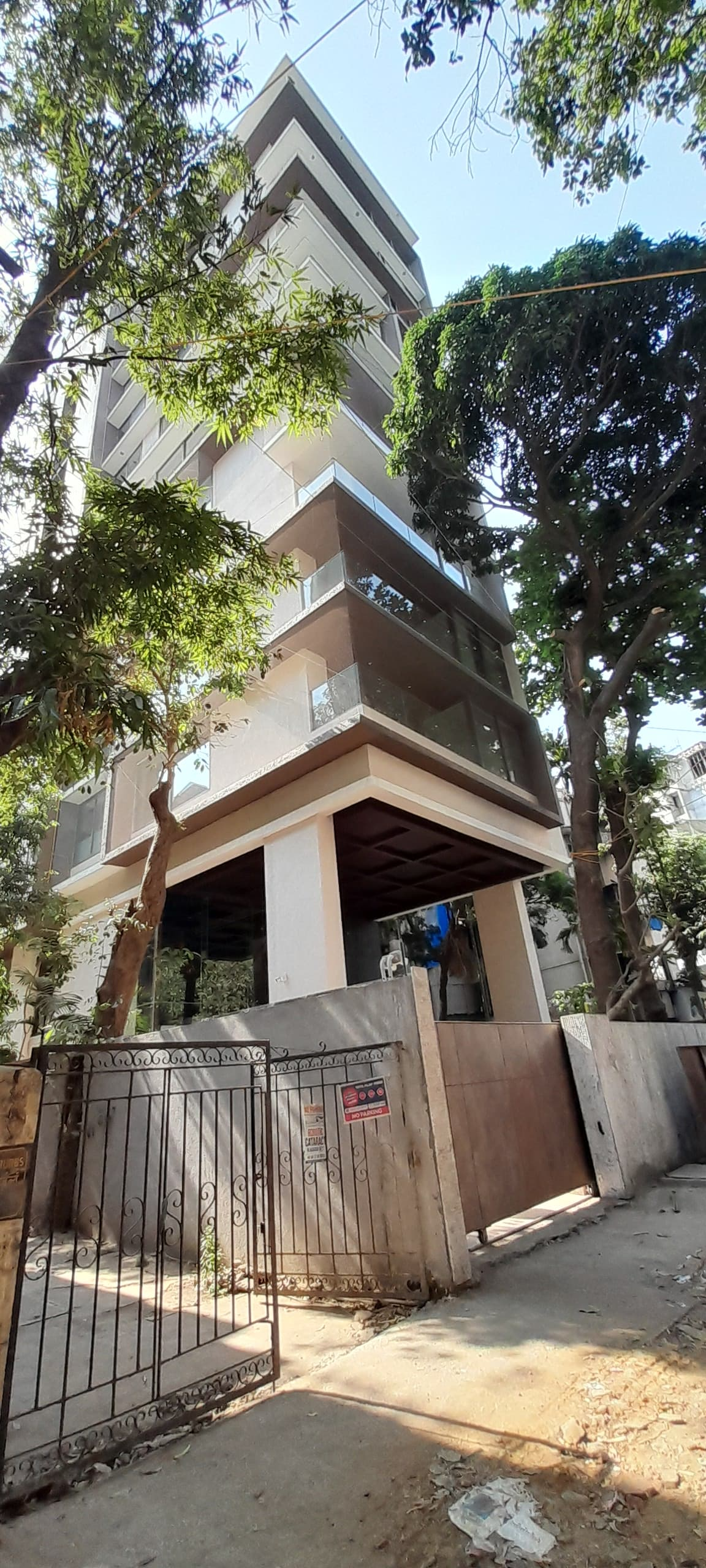 4 BHK Flats on Rent in Azumi Building, Khar West