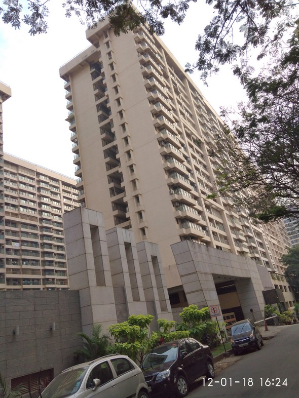 2 BHK Semi Furnished in Raheja Vistas , Andheri East