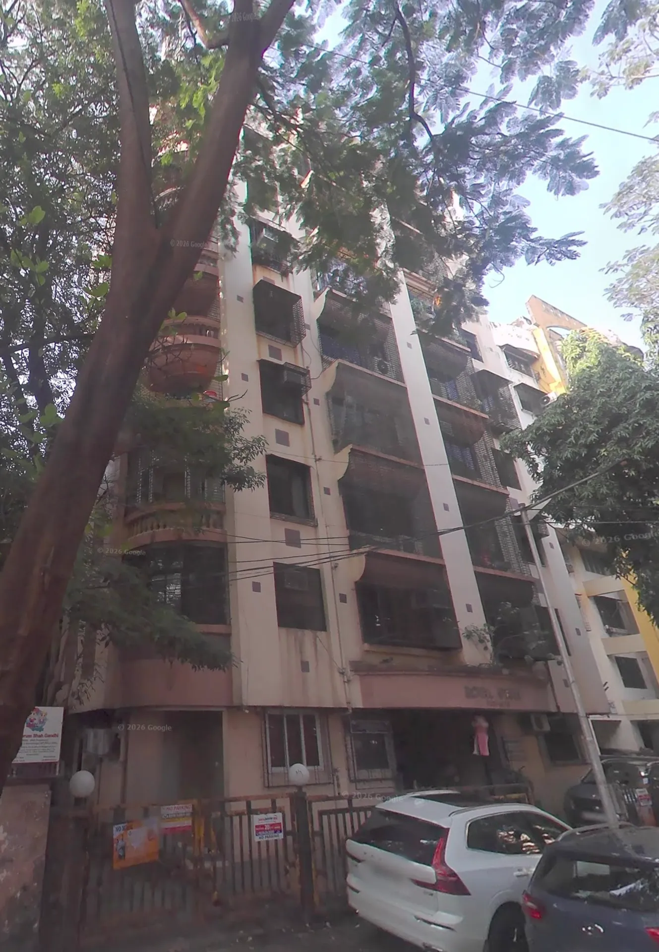 Royal Status, Dadar West
