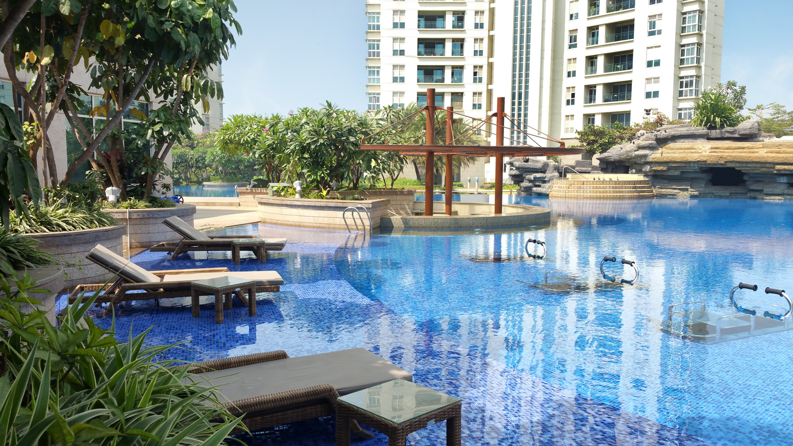 K Raheja Vivarea Poolside