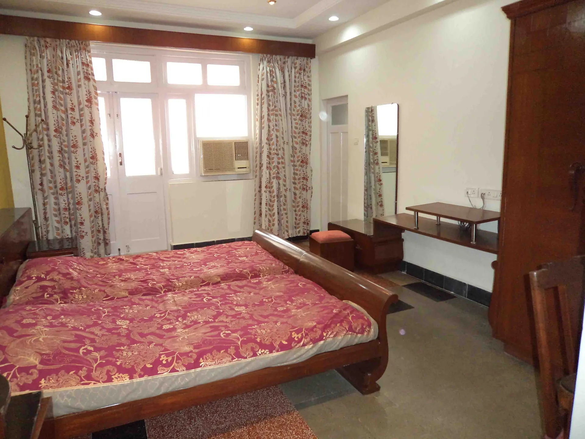 1 BHK Flats on Rent in Jorawar Bhavan, Marine Lines