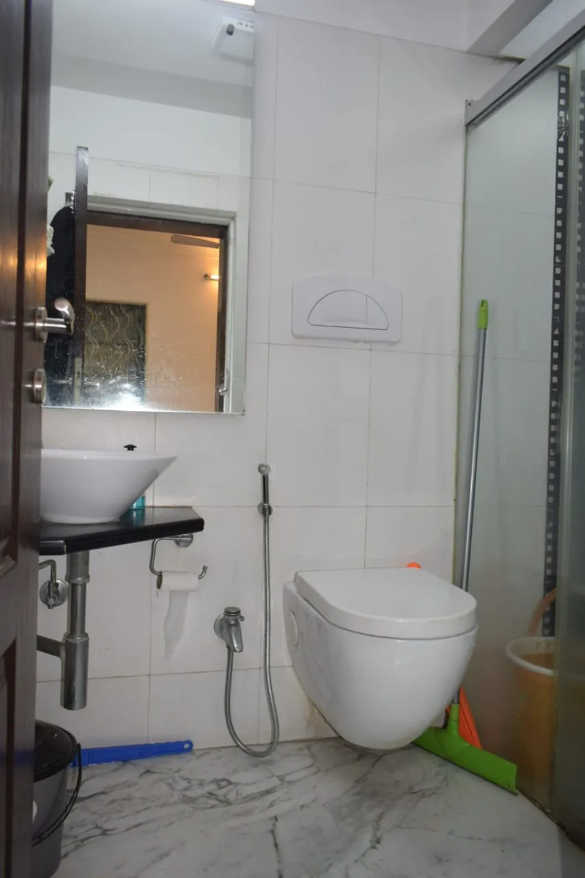 2 BHK Flats on Rent in Breezy Heights, Bandra West