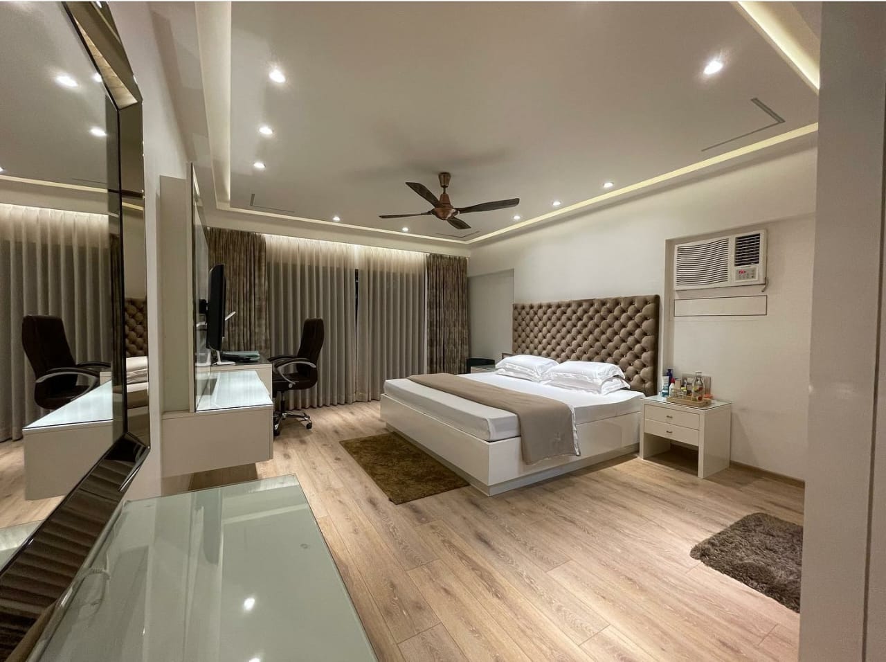 8 - Flamingo, Khar West