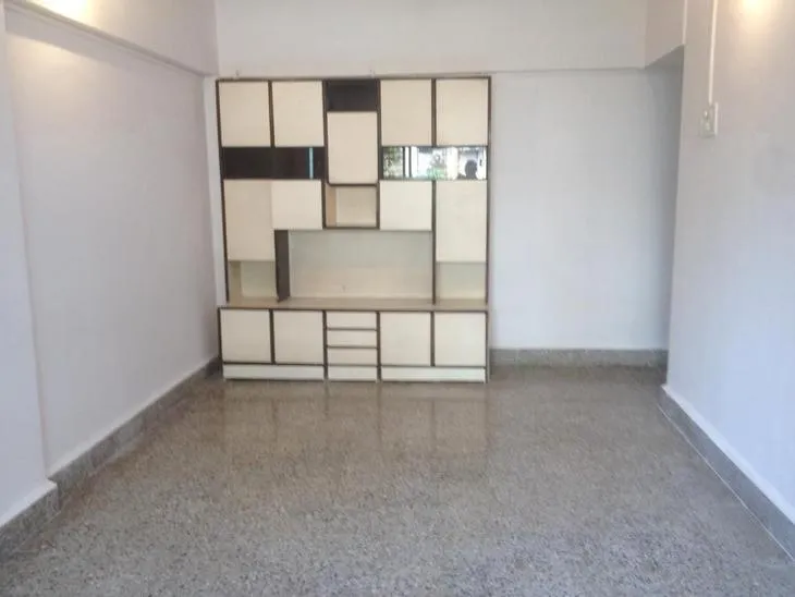 2 BHK Flats for Sale in Parijat, Bandra West