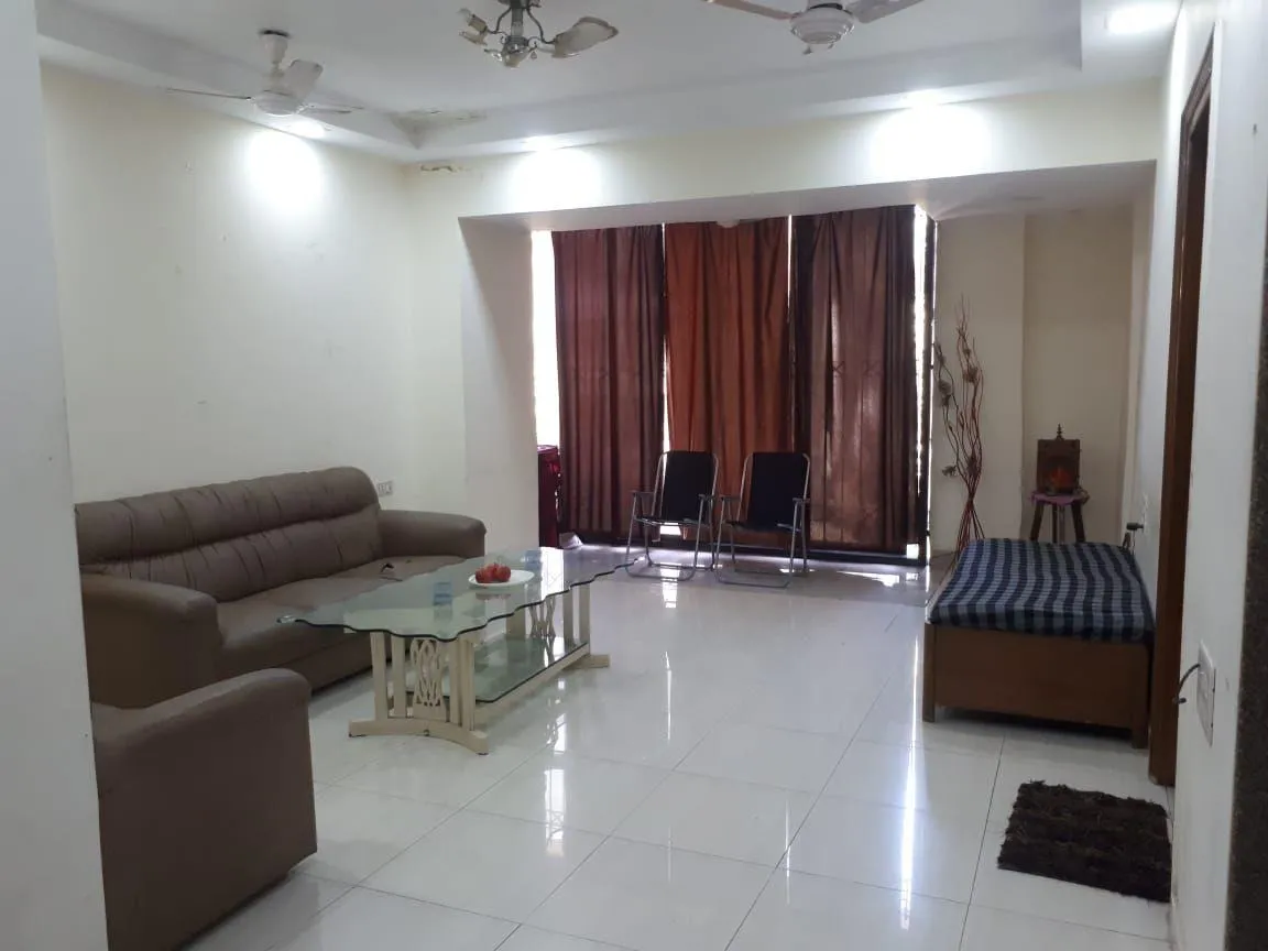 1 BHK Flats on Rent in Uttam Niwas, Khar West