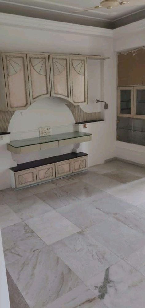 2 BHK Semi-Furnished in Lloyds Garden , Prabhadevi