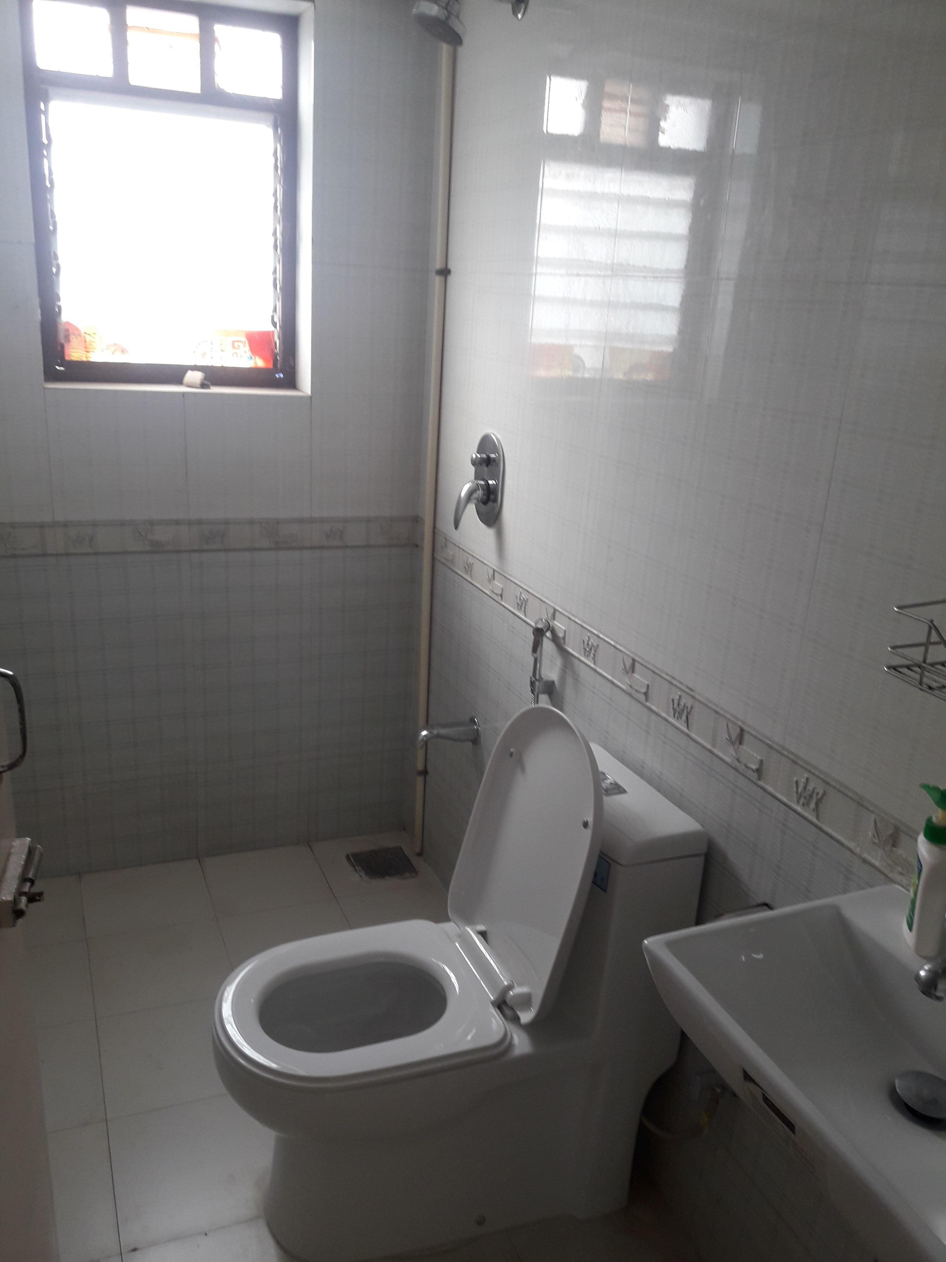 Master Bathroom - Rizvi Link Apartment, Bandra West