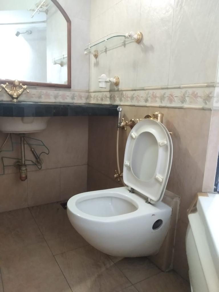 Bathroom 21 - Valencia, Powai