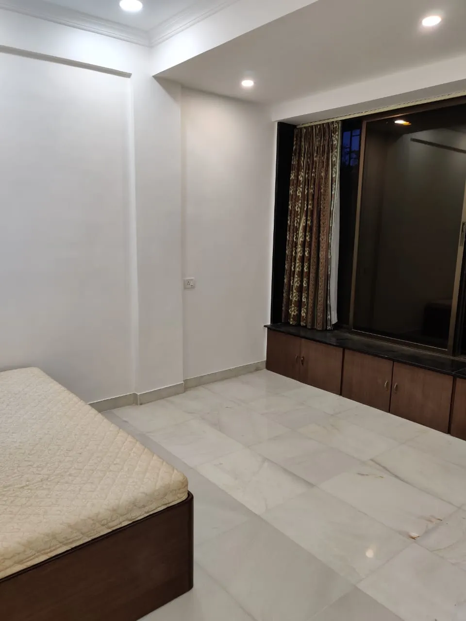 4 BHK Flats for Sale in Panoramic View, Khar West