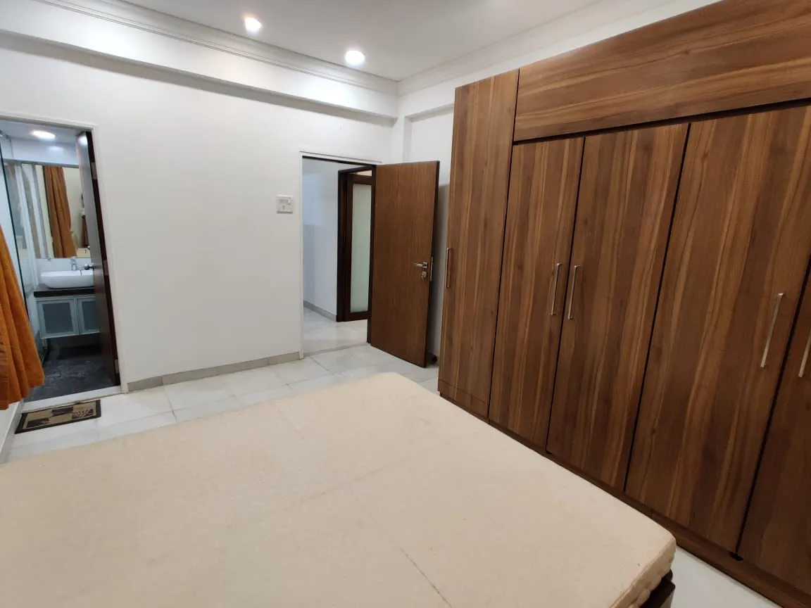 4 BHK Flats for Sale in Panoramic View, Khar West