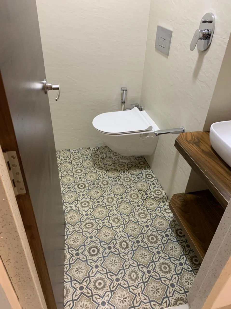 1 BHK Flats on Rent in Heera Panna, Peddar Road