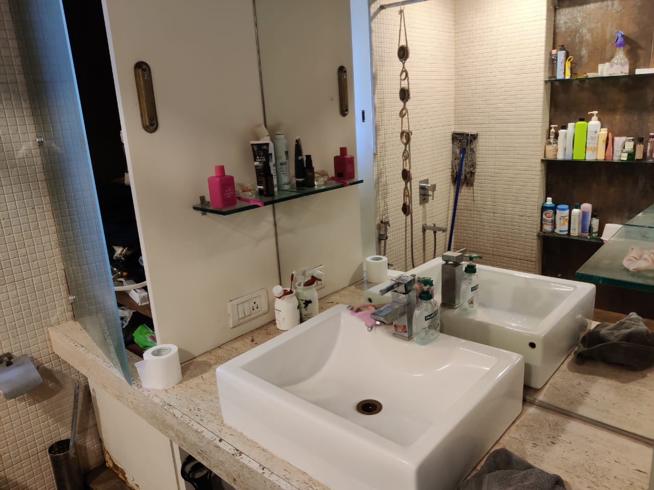 Master Bathroom2 - Aashit Apartment, Juhu