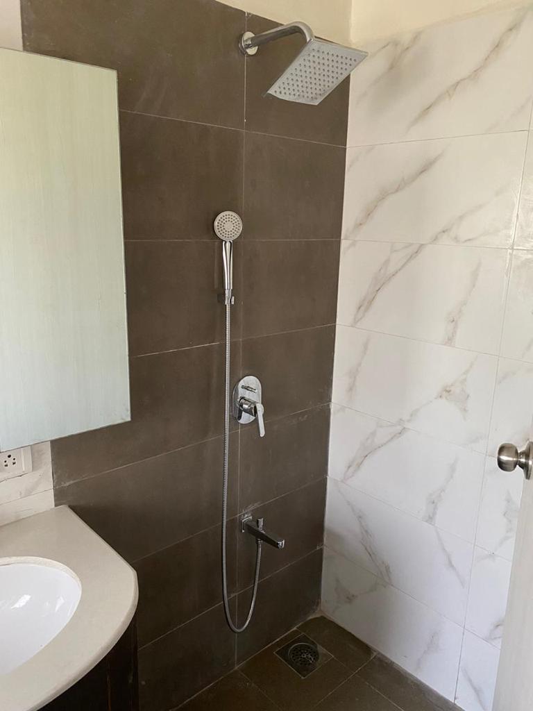 Master Bathroom - Maneck Mahal, Juhu