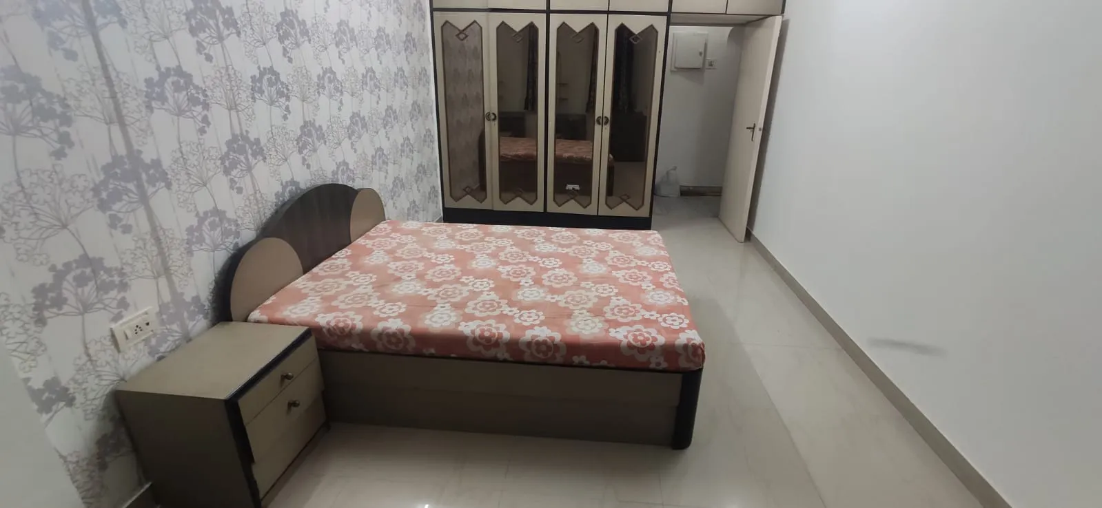 3 BHK Flats on Rent in Shivam Building, Vile Parle West