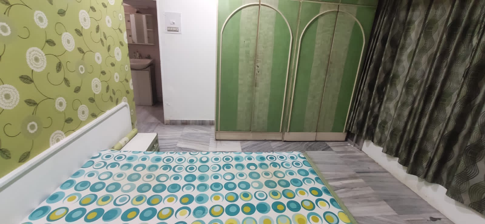 10 - Shivam Building, Vile Parle West