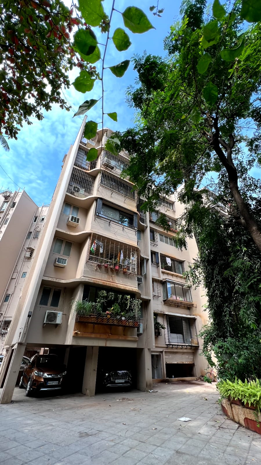 2 BHK Flats for Sale in Juhu Beekay Society, Juhu