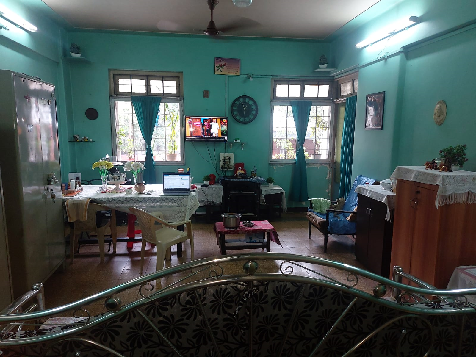 2 BHK Semi Furnished in Kismet Building , Colaba