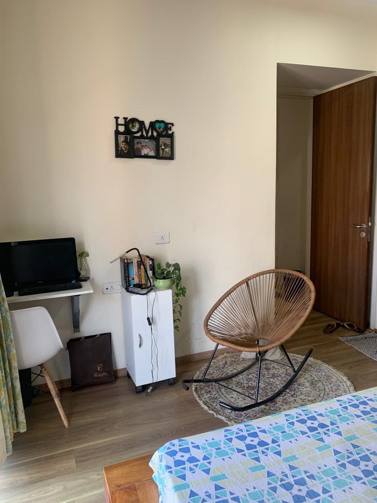 Crescent Bay, Parel