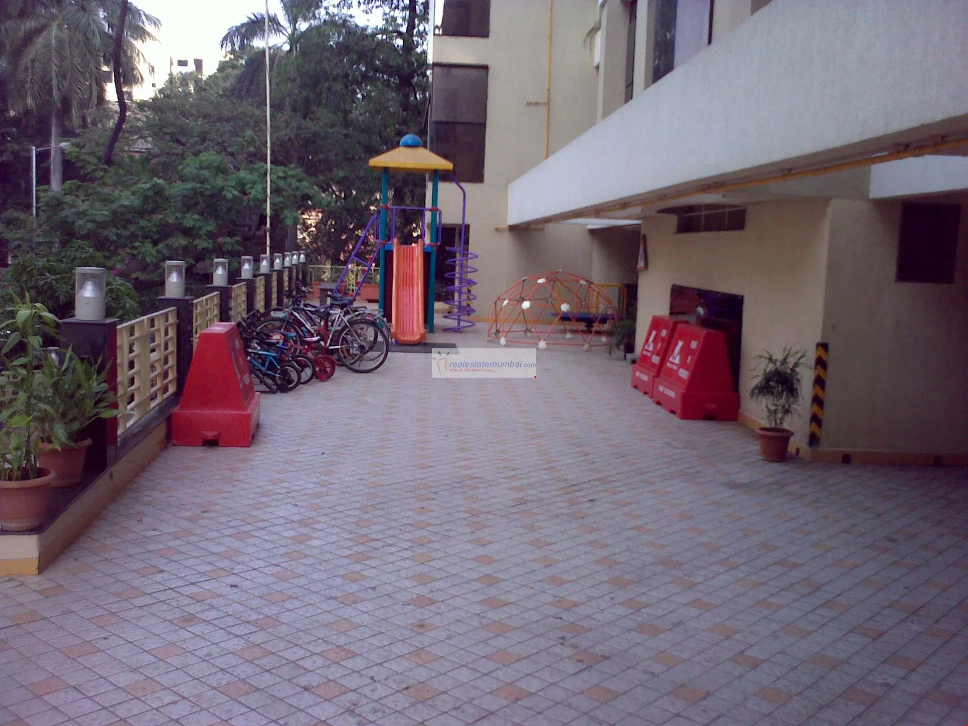 4 BHK Flats on Rent in June Blossoms, Bandra West