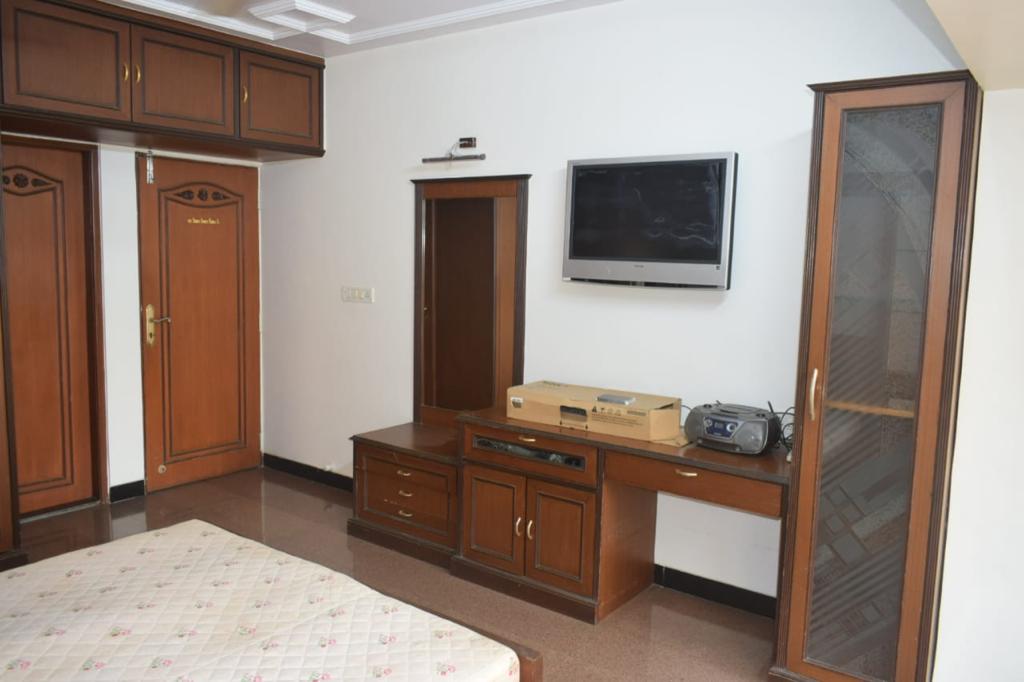 Bedroom 25 - Prestige Court, Khar West