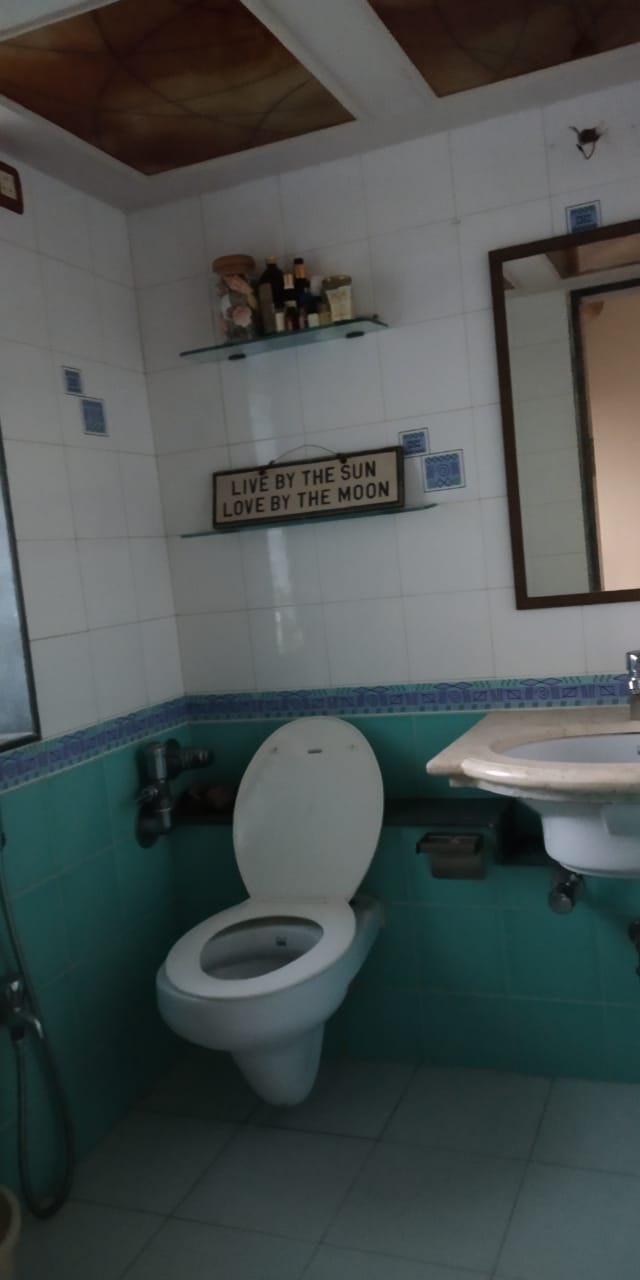 Bathroom 22 - Siddhivinayak, Bandra West