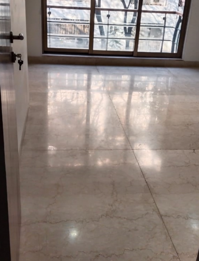 24 - Warden, Bandra West