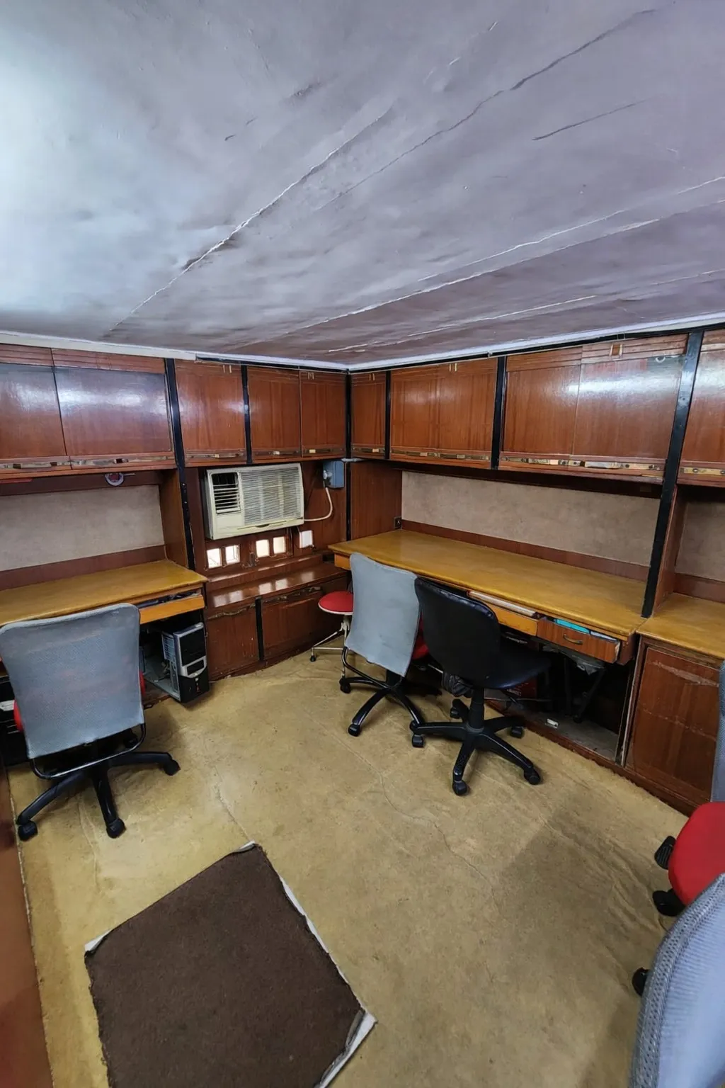 Office Space Offices on Rent in Rajabahadur Compound, Fort