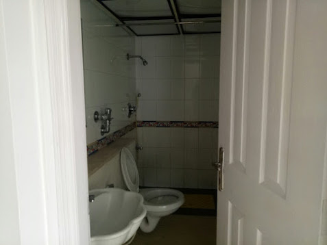 Bathroom 21 - Satguru Sundari, Bandra West