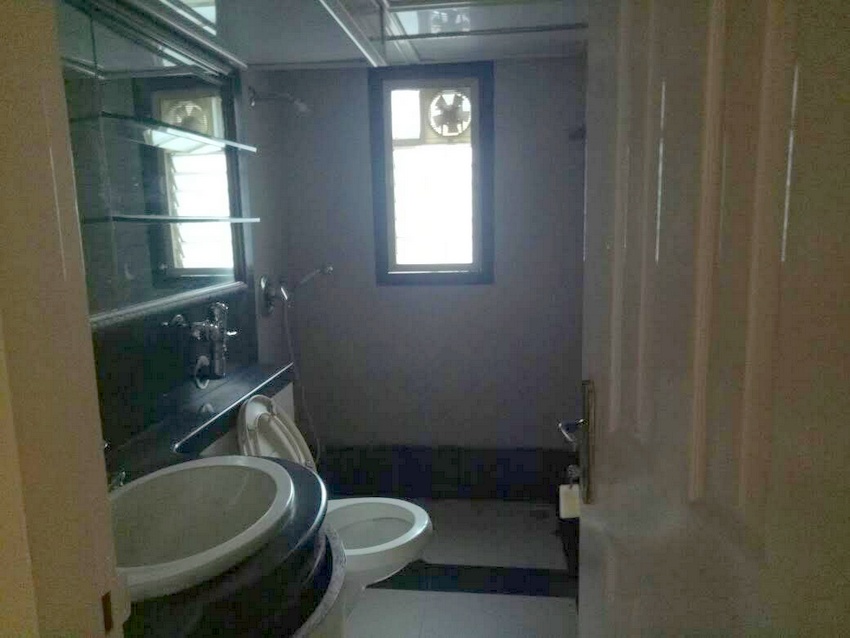 Bathroom 31 - Satguru Sundari, Bandra West