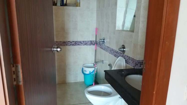 Bathroom 2 - Oberoi Splendor, Andheri East