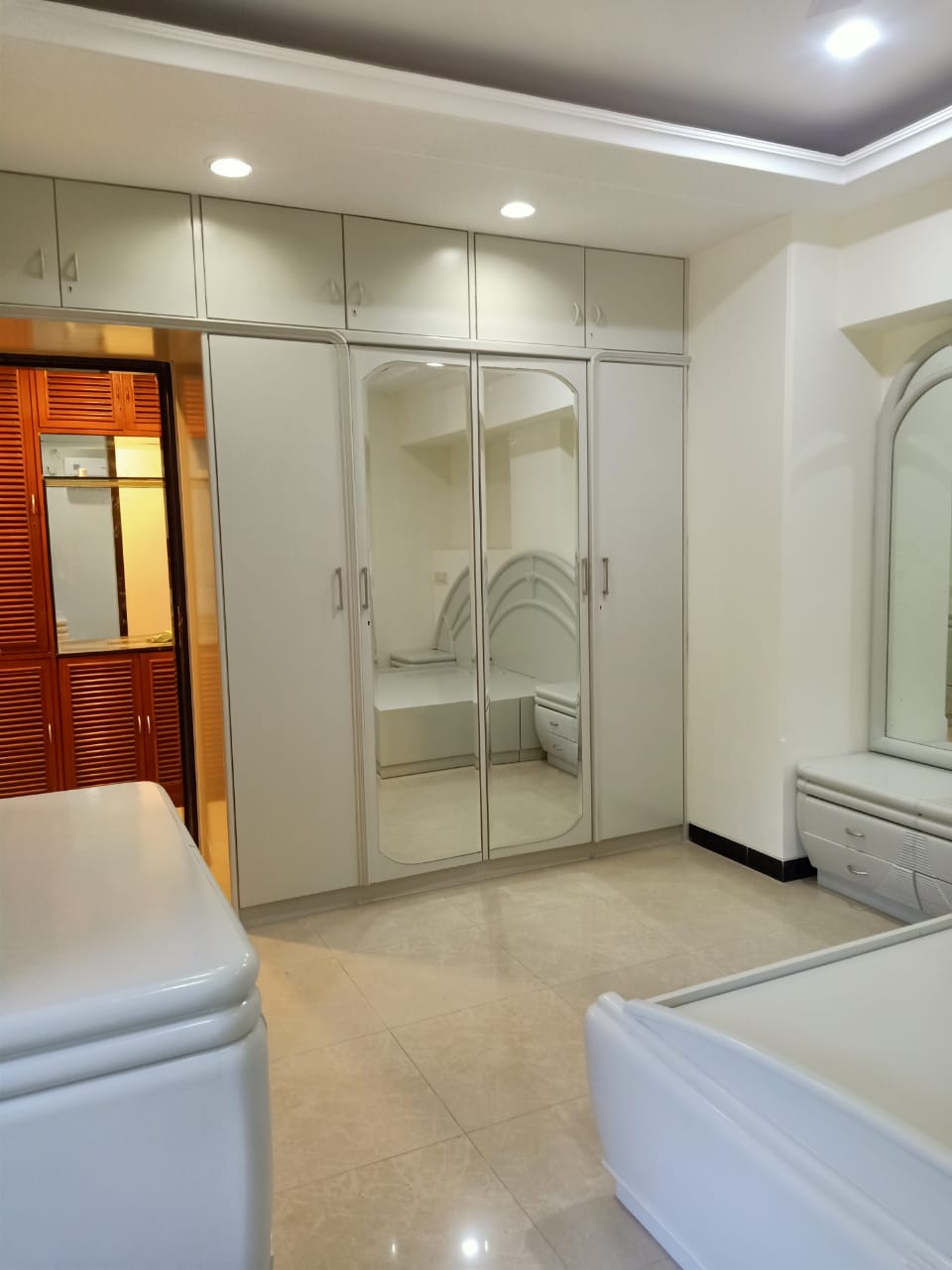 16 - Sunflower, Bandra West