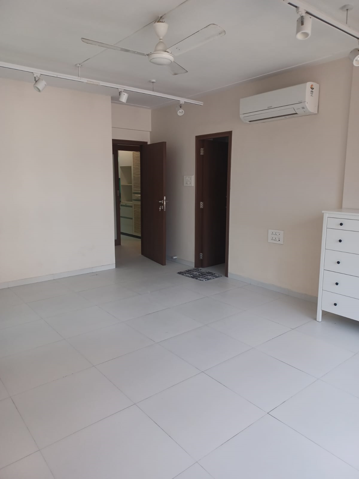 2 BHK Flats on Rent in Deepak Apartment , Peddar Road