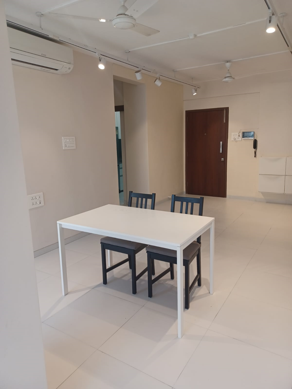 2 BHK Flats on Rent in Deepak Apartment , Peddar Road