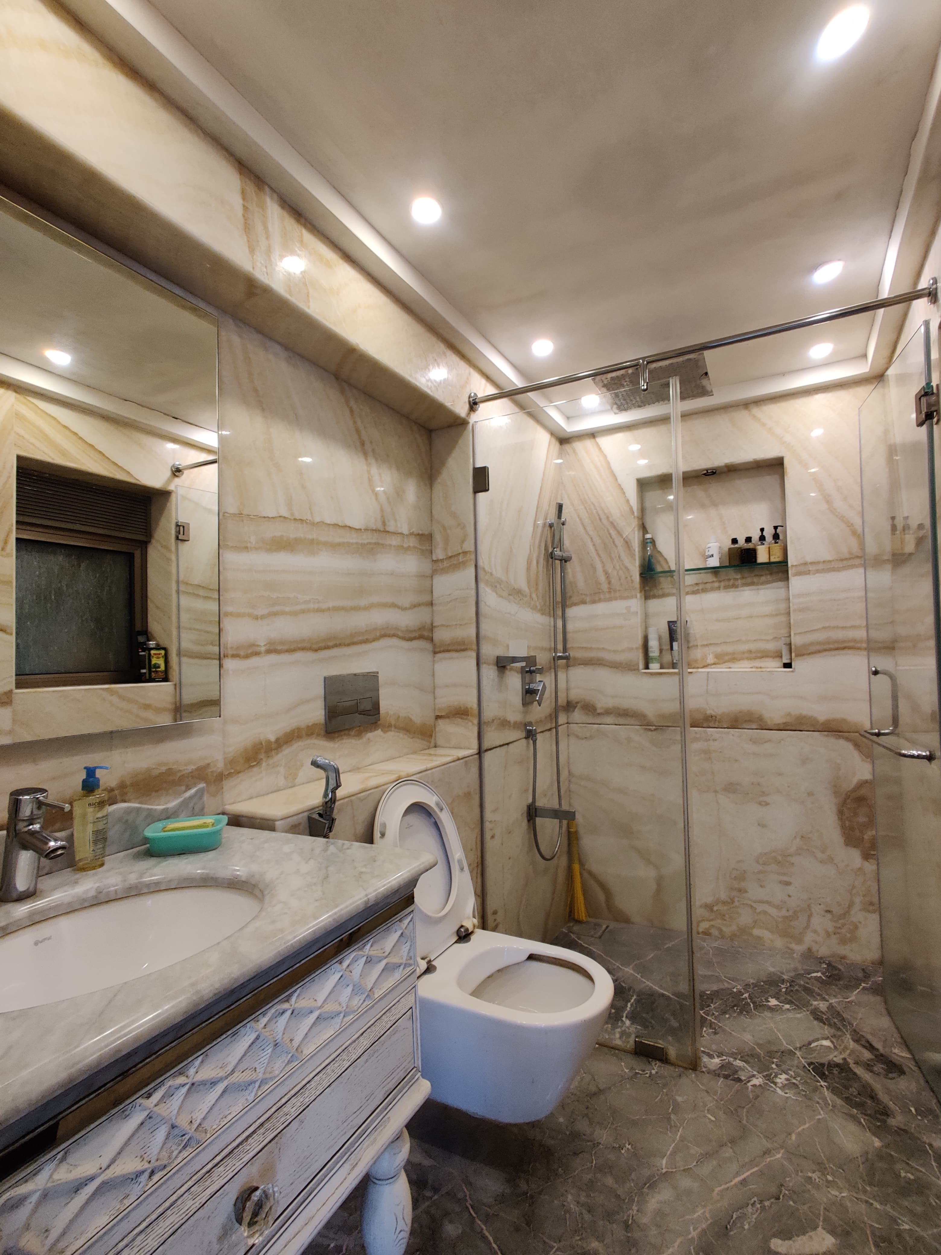 11 - Navratan, Bandra West