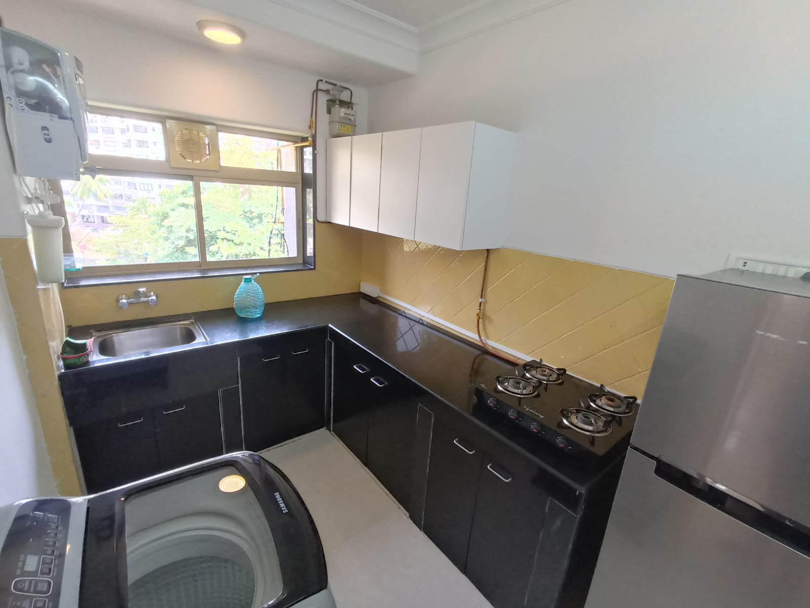 2 BHK Flats on Rent in Breezy Heights, Bandra West