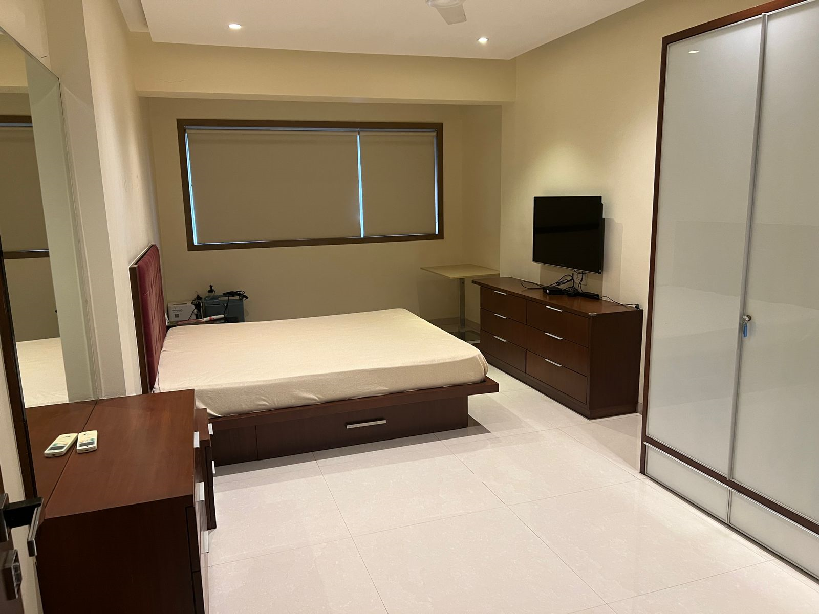 4 - Metropolitan, Bandra West