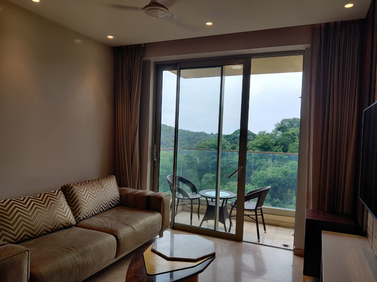 10 - Castle Rock, Powai