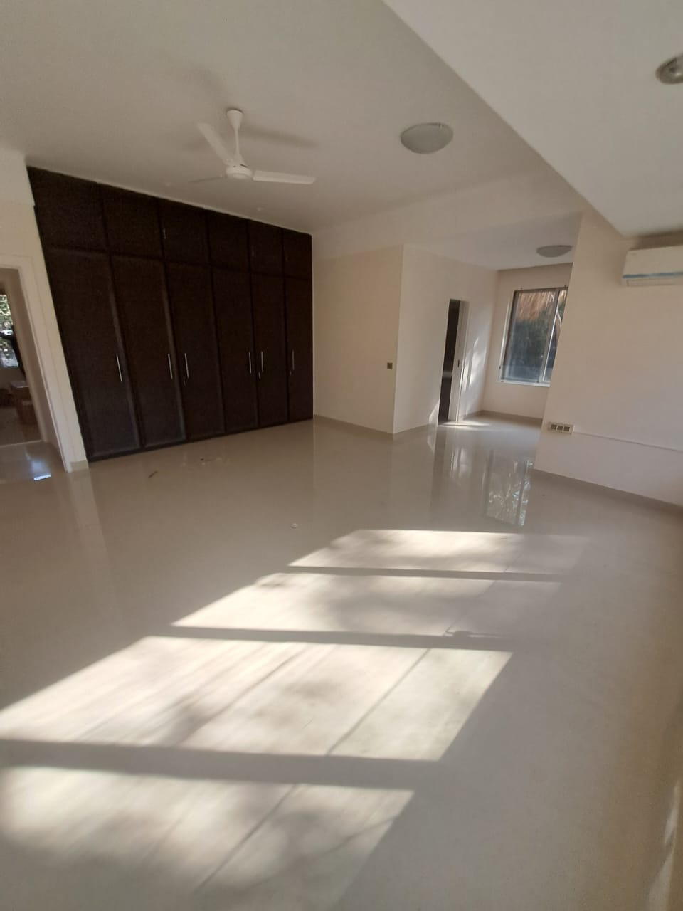3 BHK Semi Furnished in Khatau Bungalow , Walkeshwar