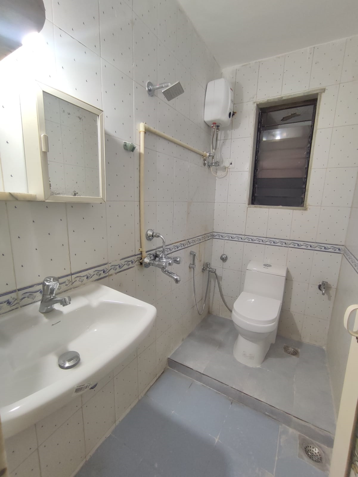 2 BHK Flats on Rent in Mahaveer, Khar West