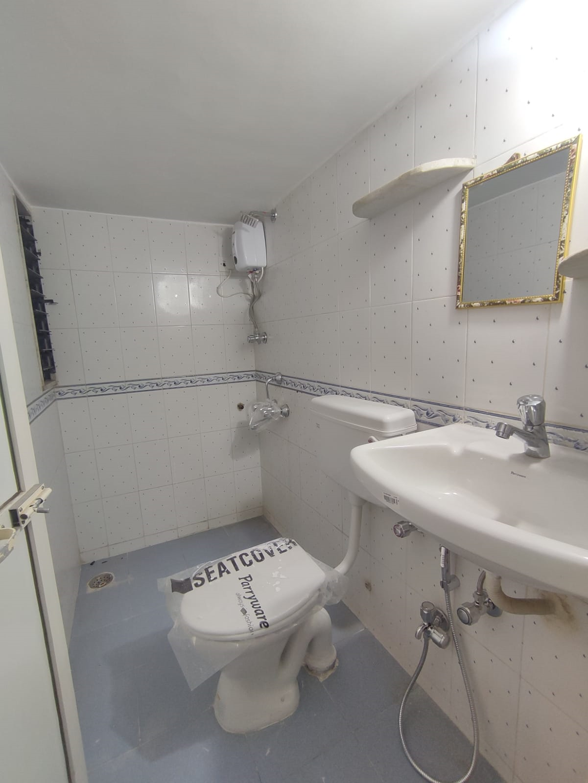 2 BHK Flats on Rent in Mahaveer, Khar West