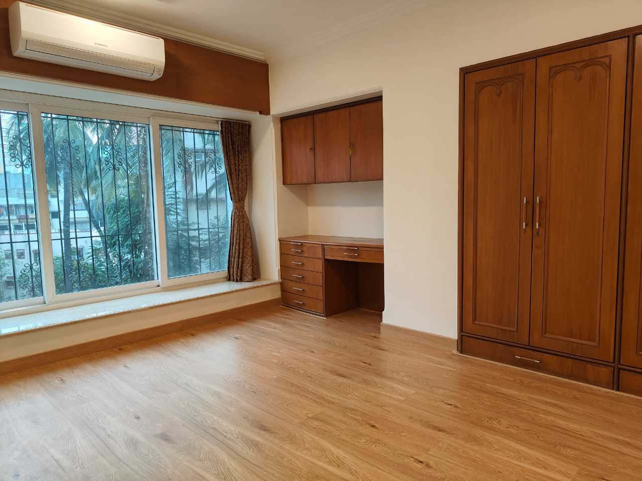 11 - Royal Manor, Bandra West