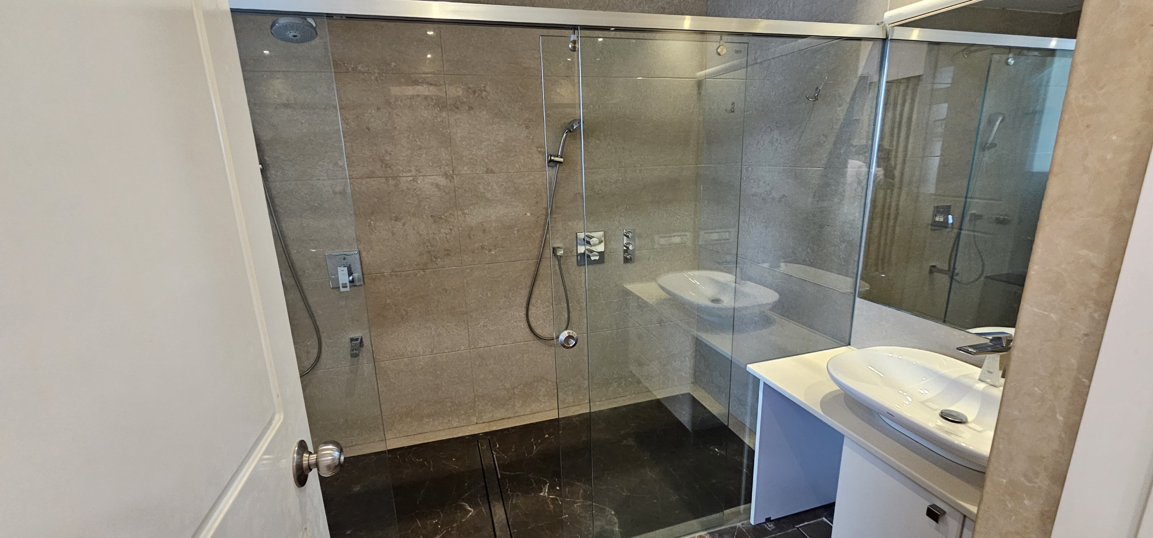 5 BHK Semi Furnished in Indiabulls Sky , Lower Parel