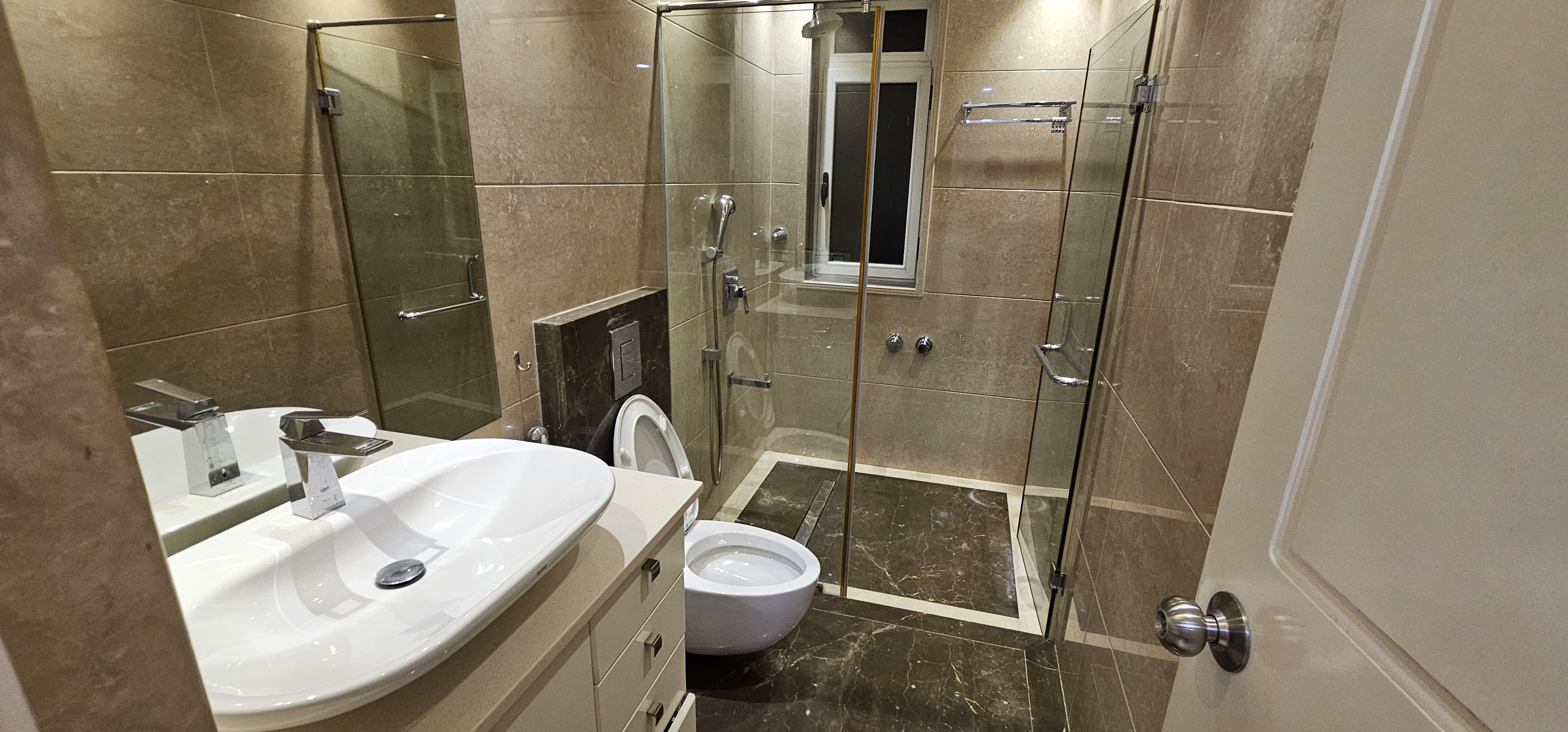 5 BHK Semi Furnished in Indiabulls Sky , Lower Parel